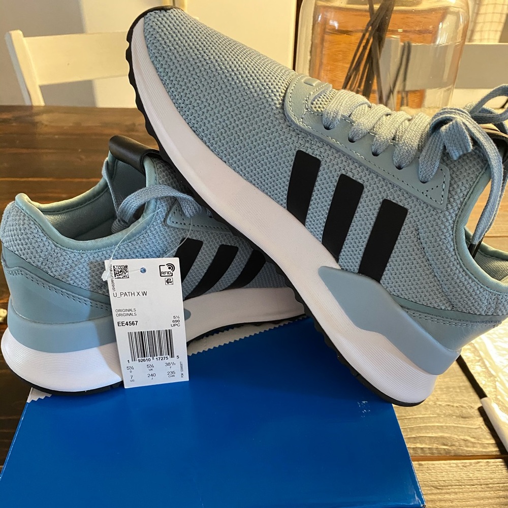 Reposhing brand new with tags.